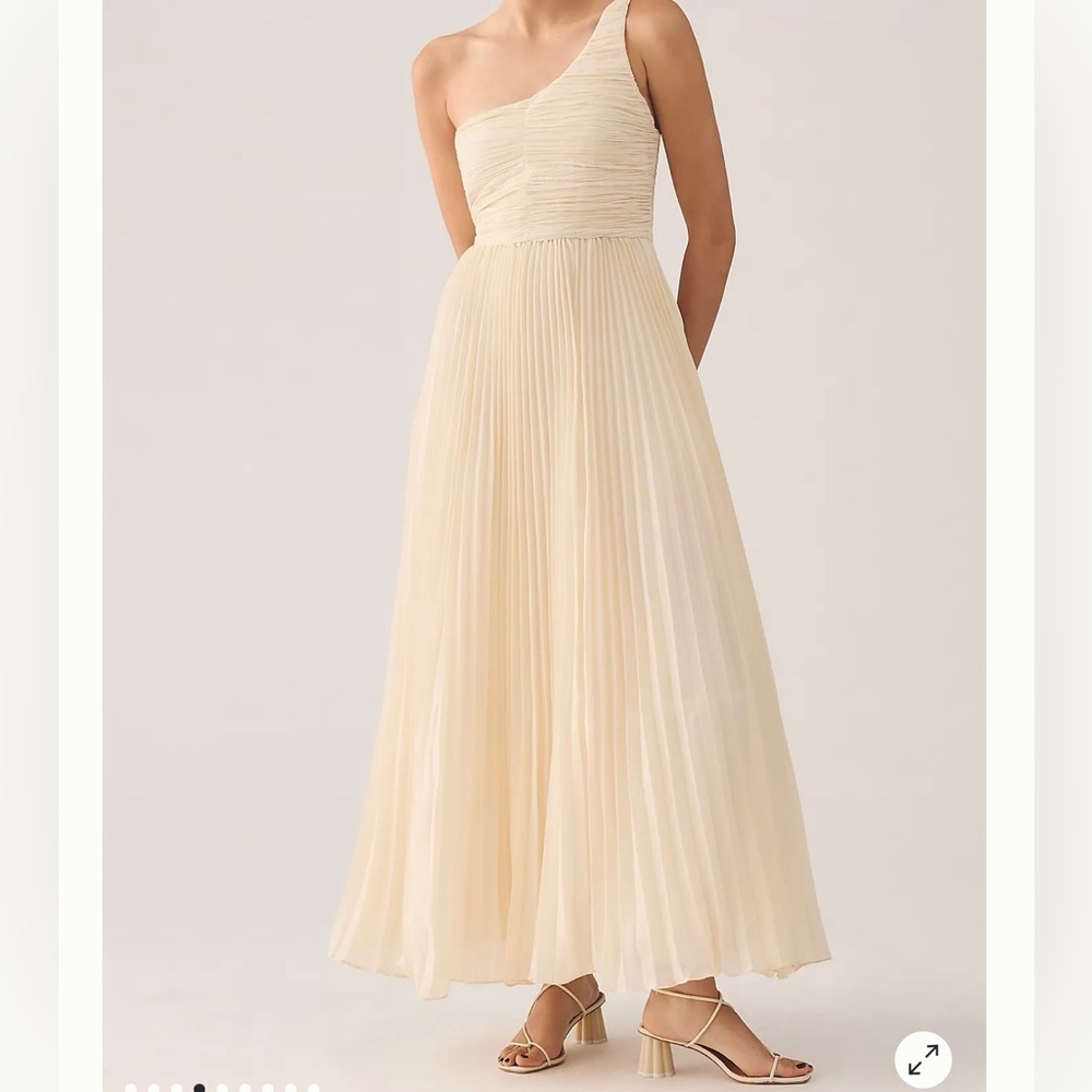 Brand new dress, never worn coz it’s too long for me. Absolutely stunning piece.